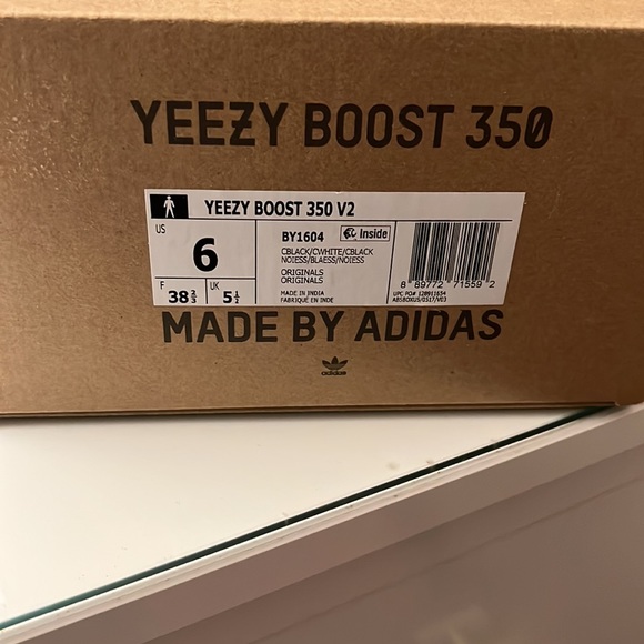 Yeezy Boost 350 V2 ‘OREO’ - Picture 10 of 10